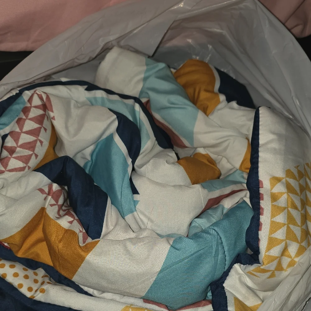 Geometric Patterned Bedding Set - Picture 2 of 2